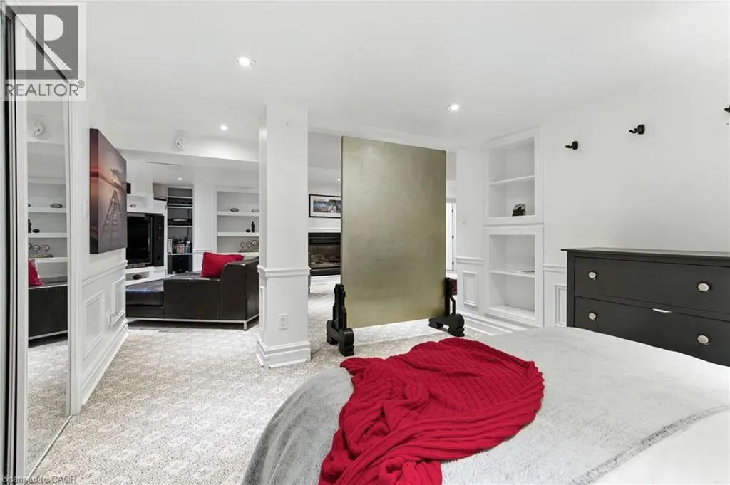 24 MEANDER Close