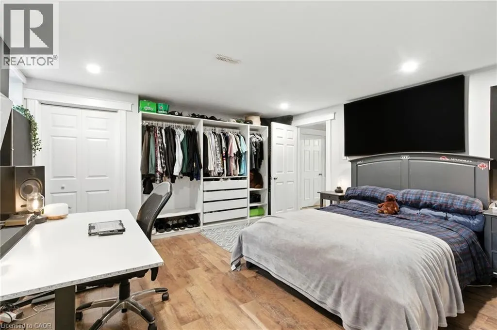 24 MEANDER Close