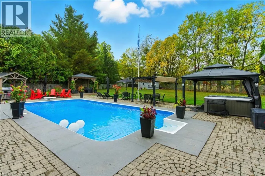24 MEANDER Close