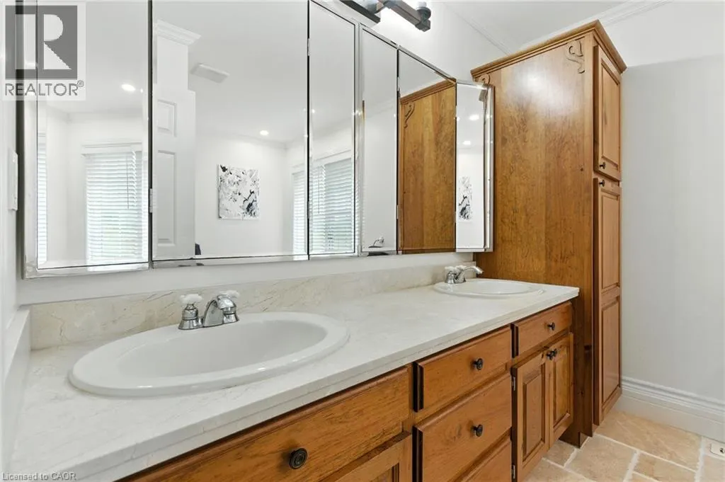24 MEANDER Close