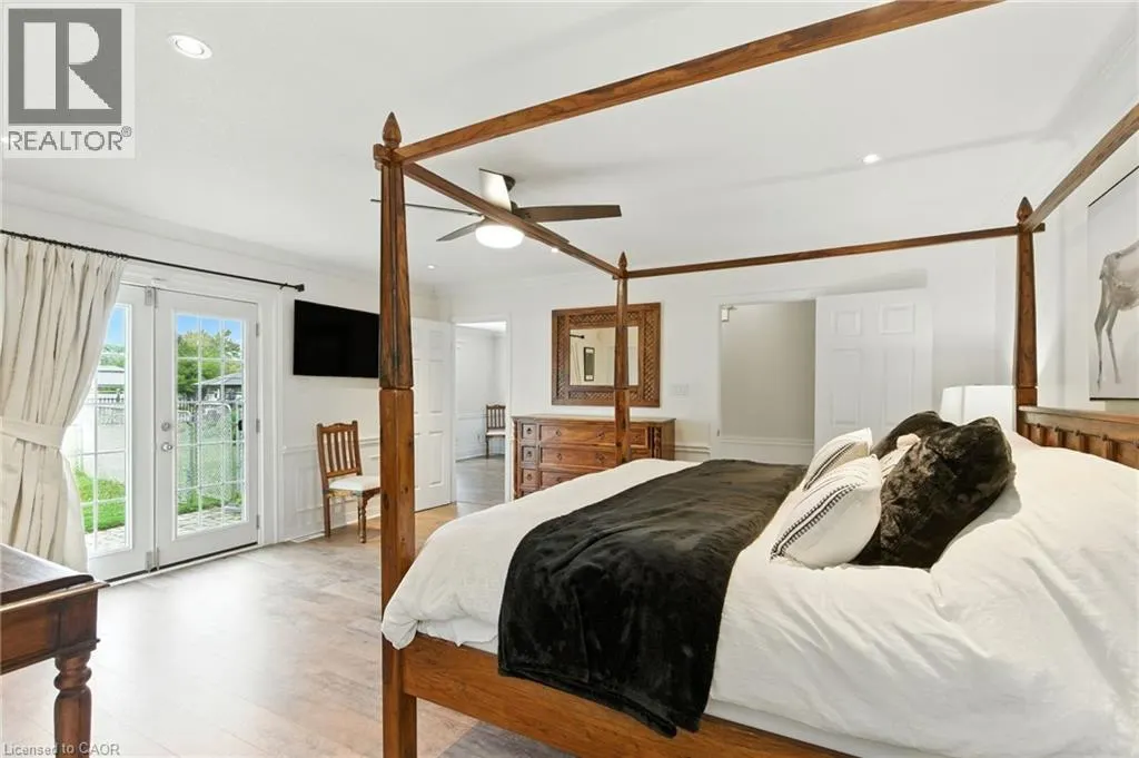 24 MEANDER Close