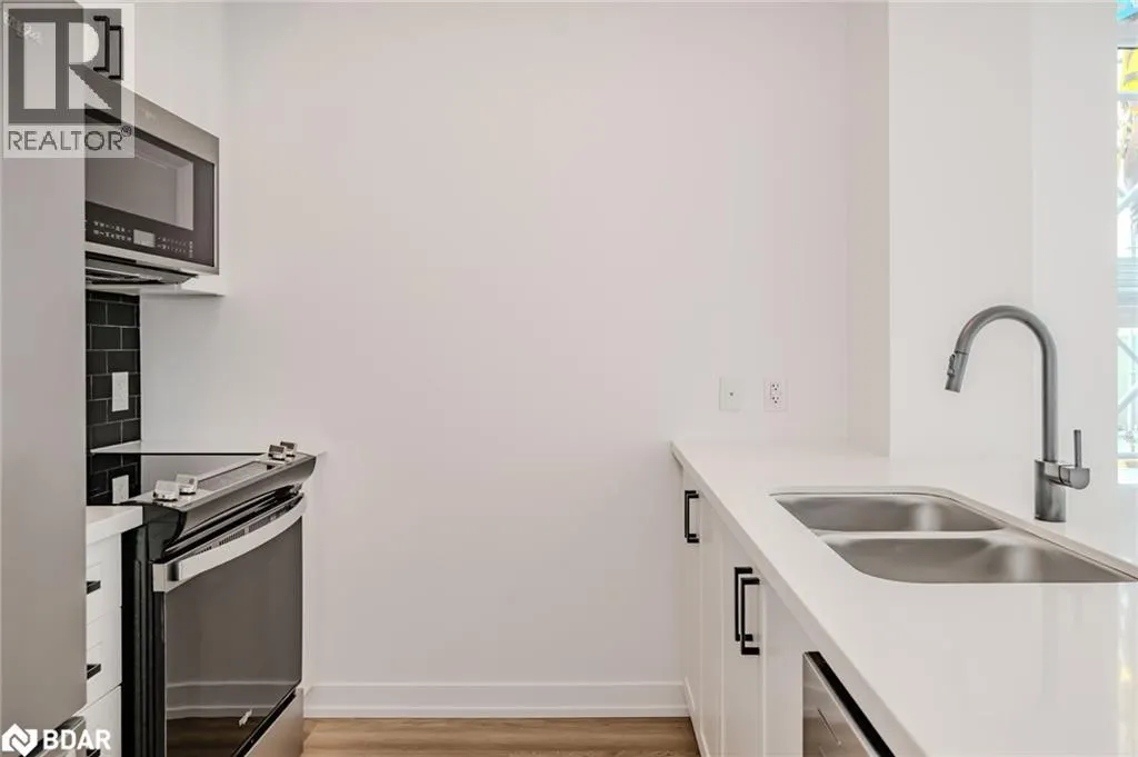 470 DUNDAS Street E