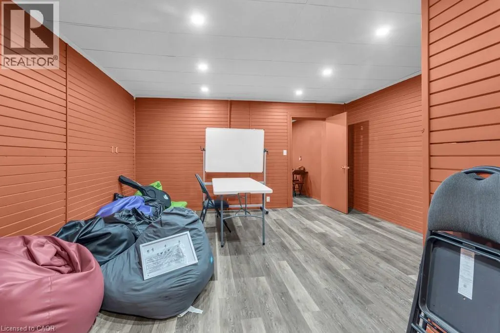 421 DUNDAS Street Unit# 1, #1