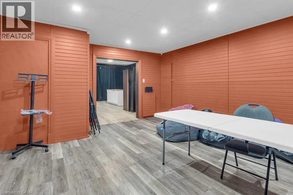 421 DUNDAS Street Unit# 1, #1