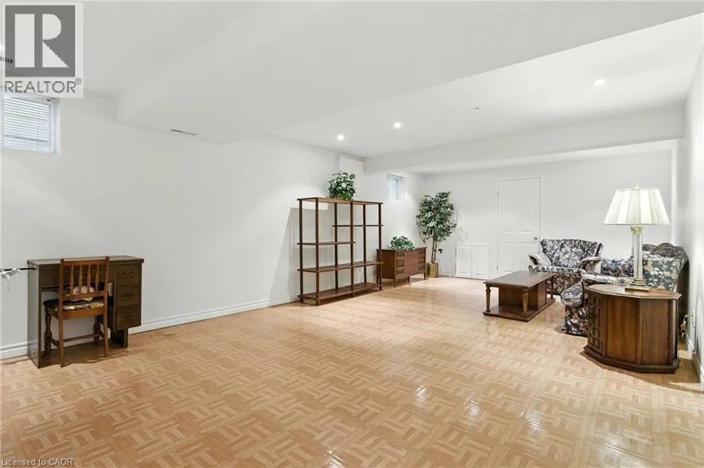 24 ELLINGTON Avenue