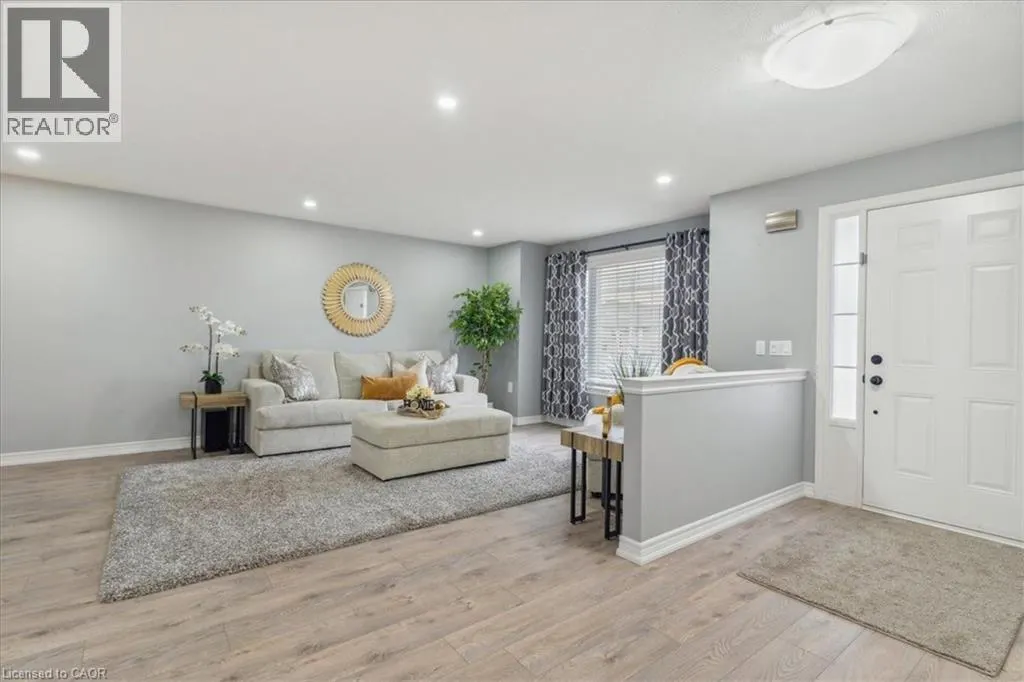 29 MAPLEVIEW Drive