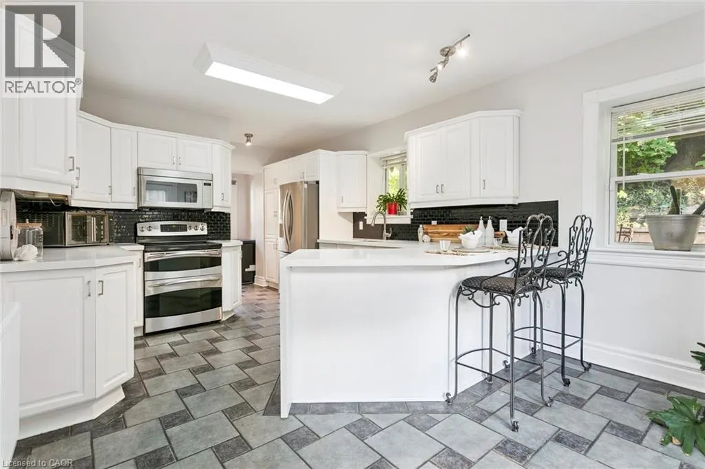 132 QUEEN Street W