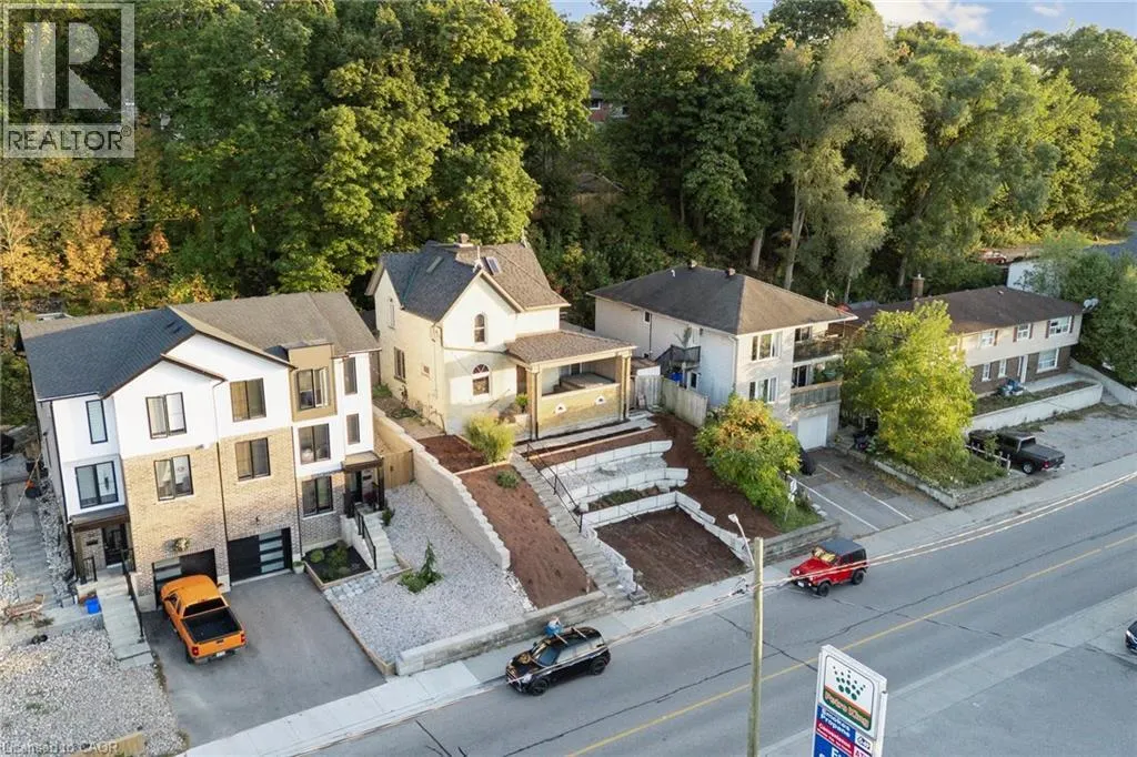 132 QUEEN Street W