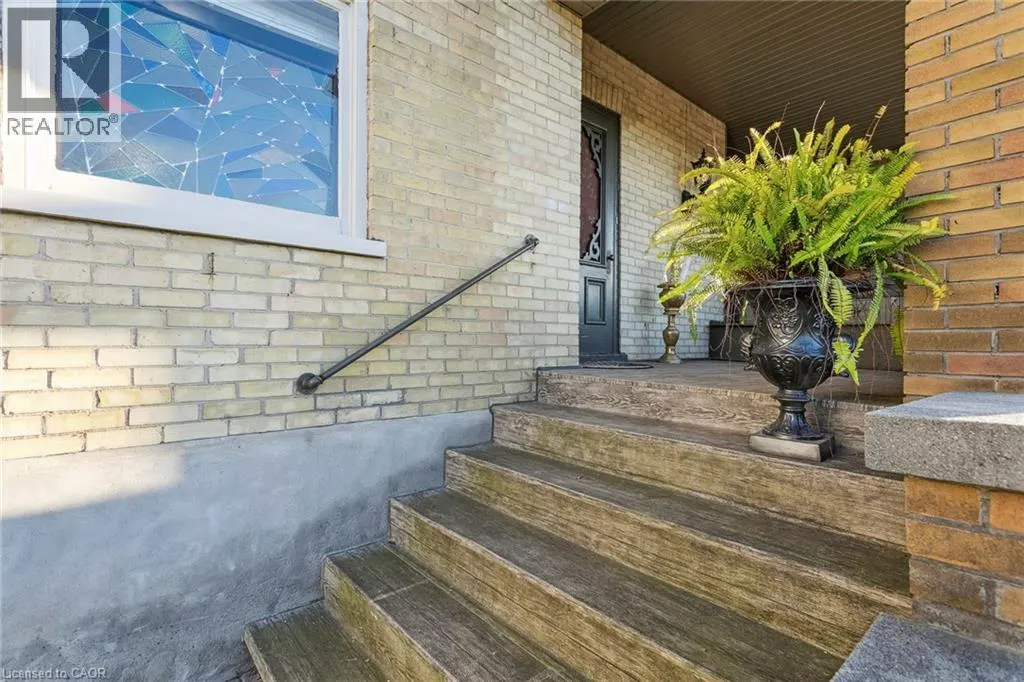 132 QUEEN Street W