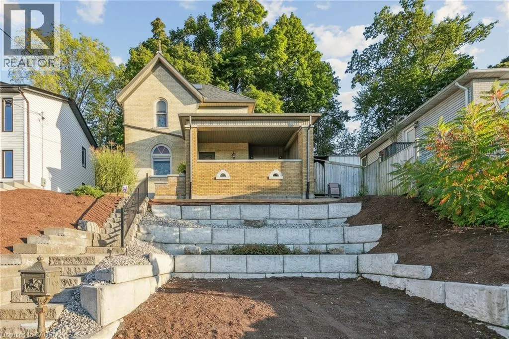132 QUEEN Street W