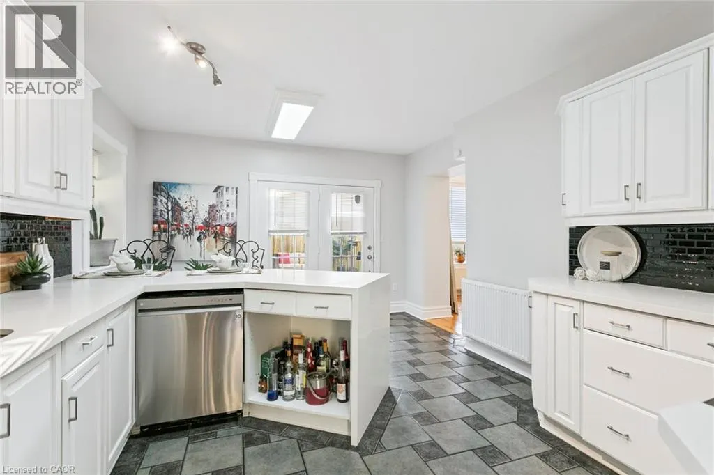 132 QUEEN Street W