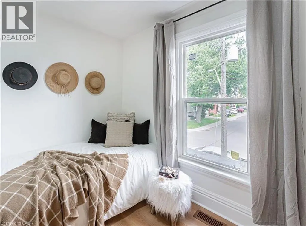 15 BARNESDALE Avenue N Unit# 1, #1