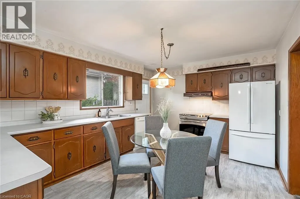 3 WHITE OAKS Avenue