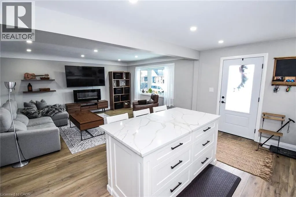 176 EAST 43RD Street