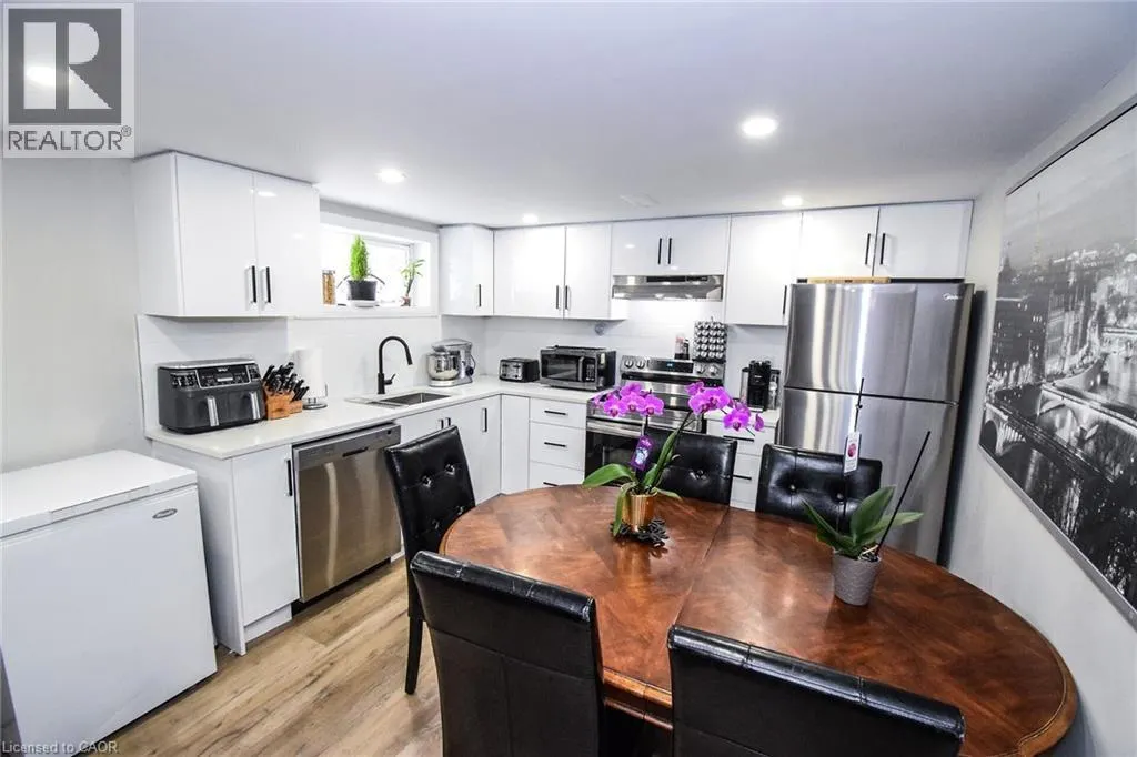 176 EAST 43RD Street