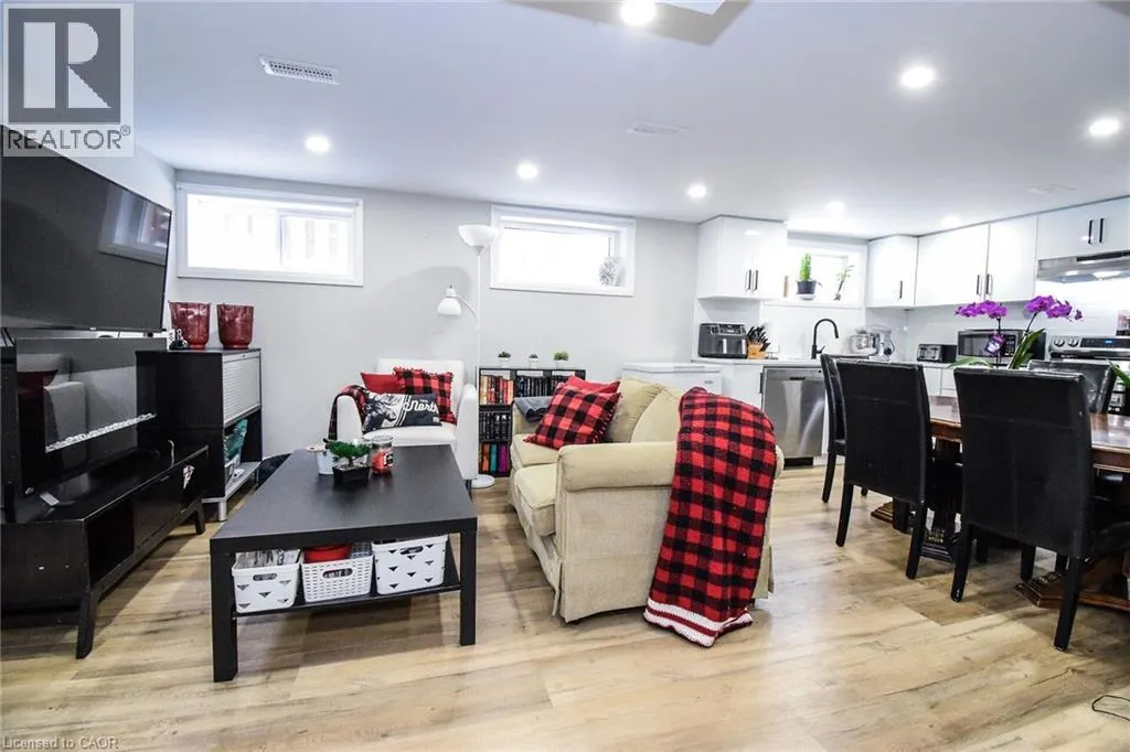 176 EAST 43RD Street
