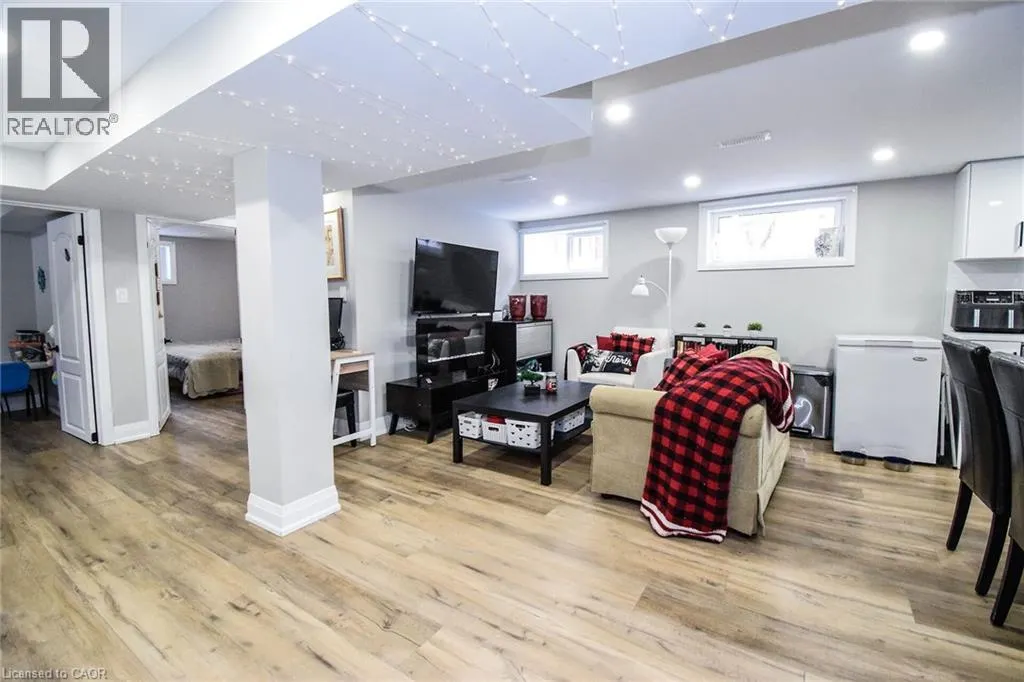 176 EAST 43RD Street