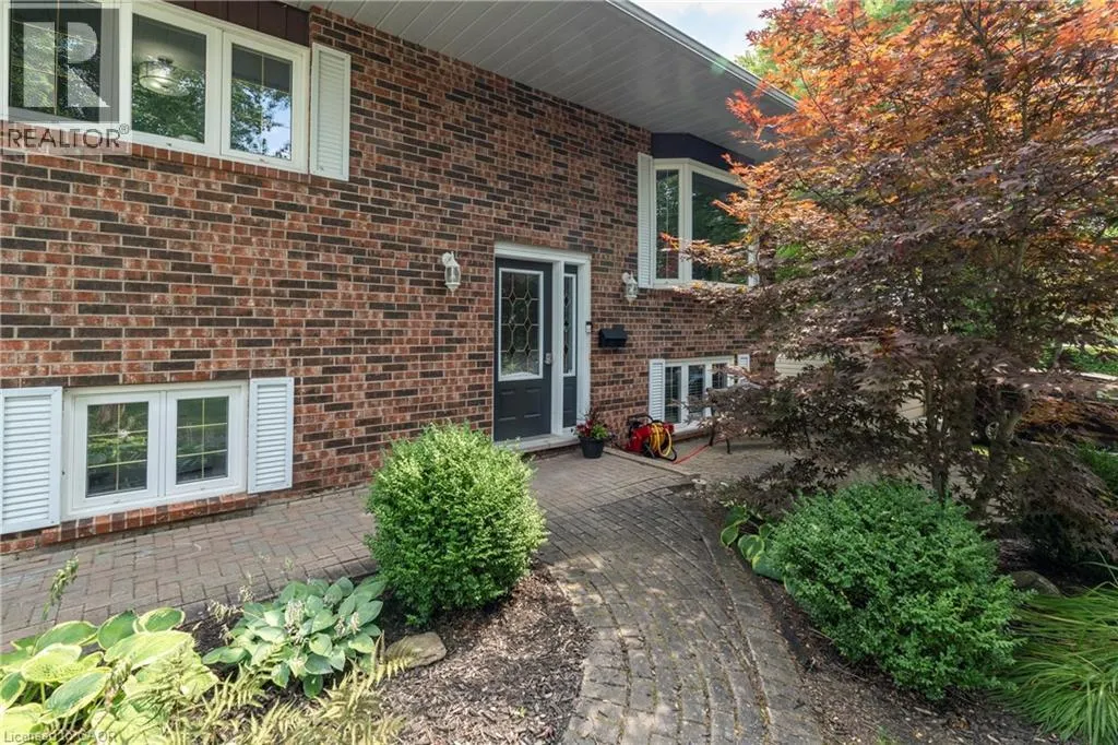 29 ARMSTRONG Crescent