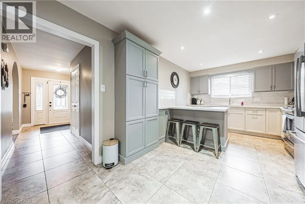 477 QUEEN VICTORIA Drive