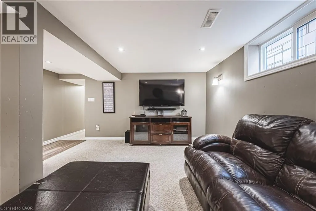 477 QUEEN VICTORIA Drive