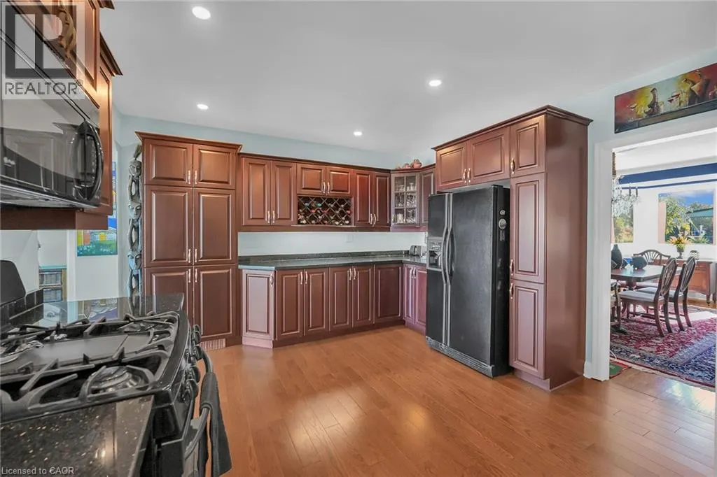 10 TUPPER Boulevard