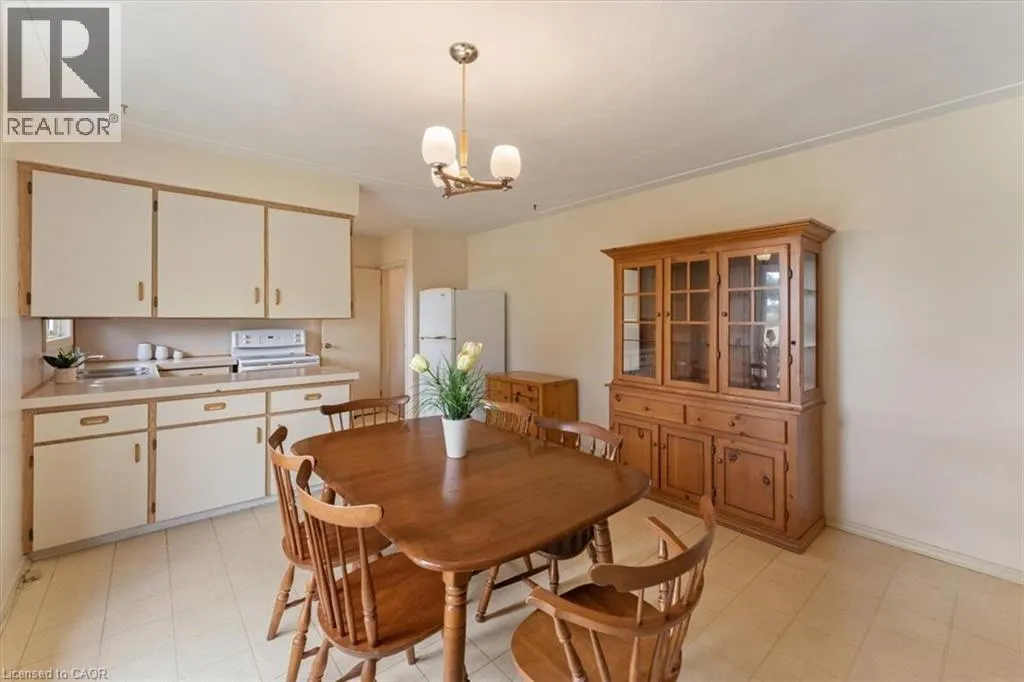 847 CARLUKE Road W