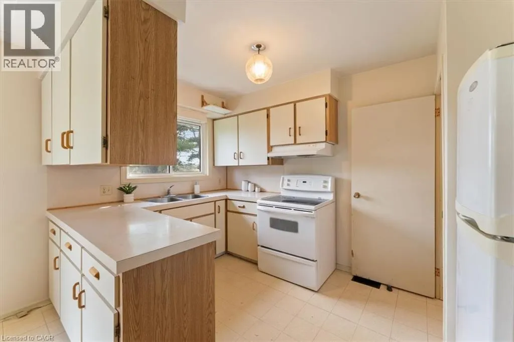 847 CARLUKE Road W