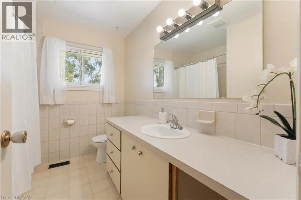 847 CARLUKE Road W