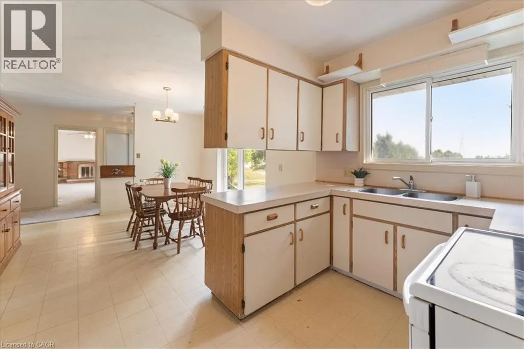 847 CARLUKE Road W