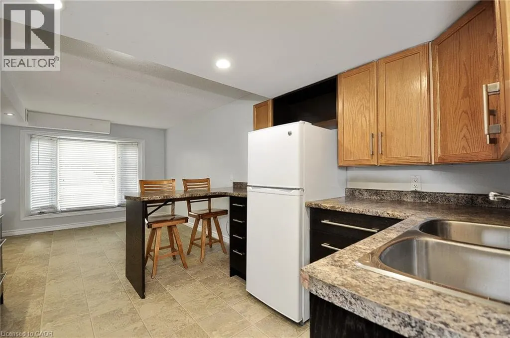 1029 VALENTINE Drive Unit# B, #B