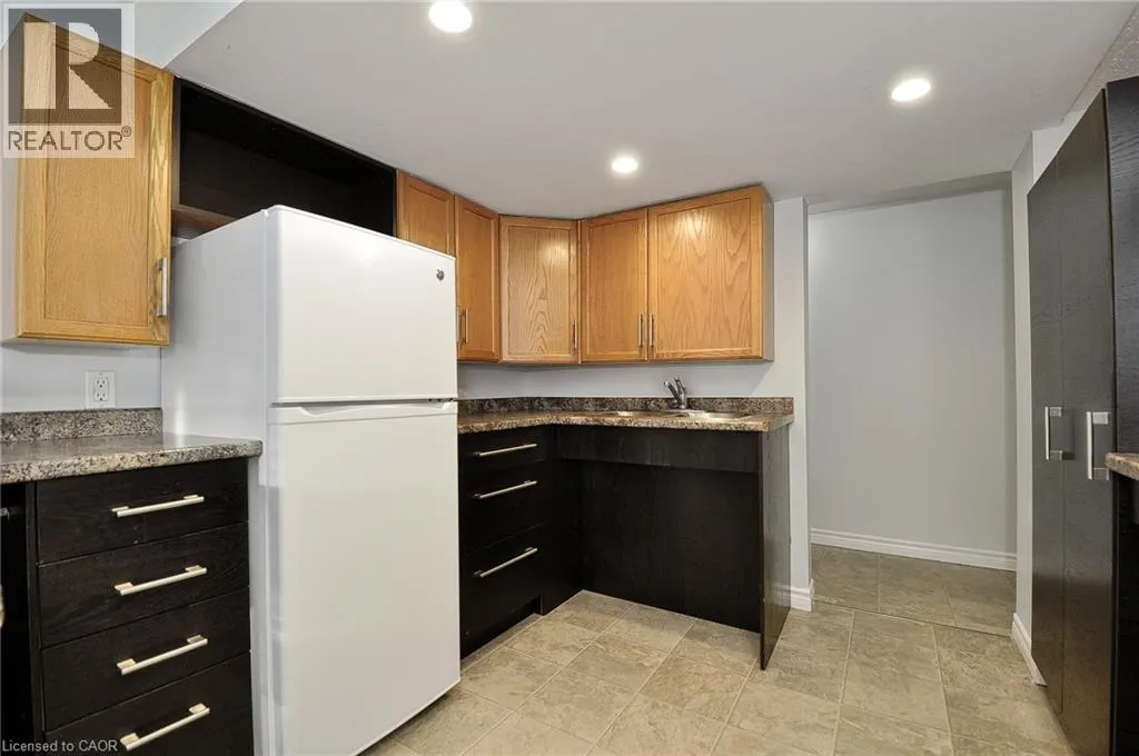 1029 VALENTINE Drive Unit# B, #B