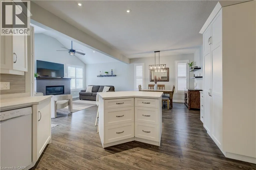 305 THORNHILL Place