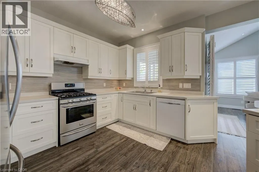 305 THORNHILL Place