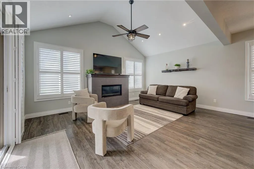 305 THORNHILL Place