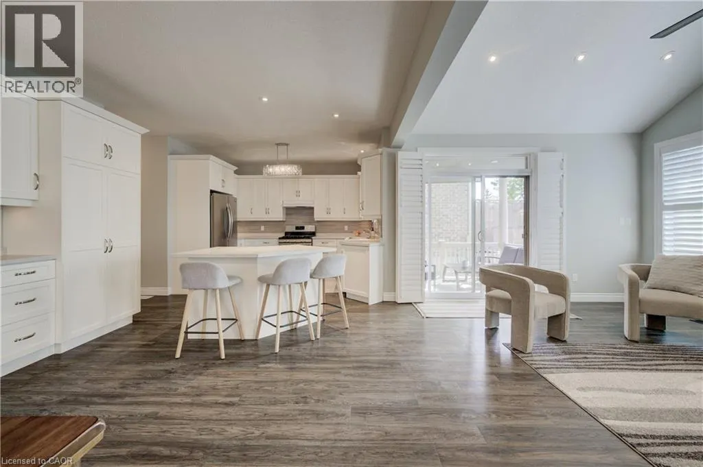 305 THORNHILL Place