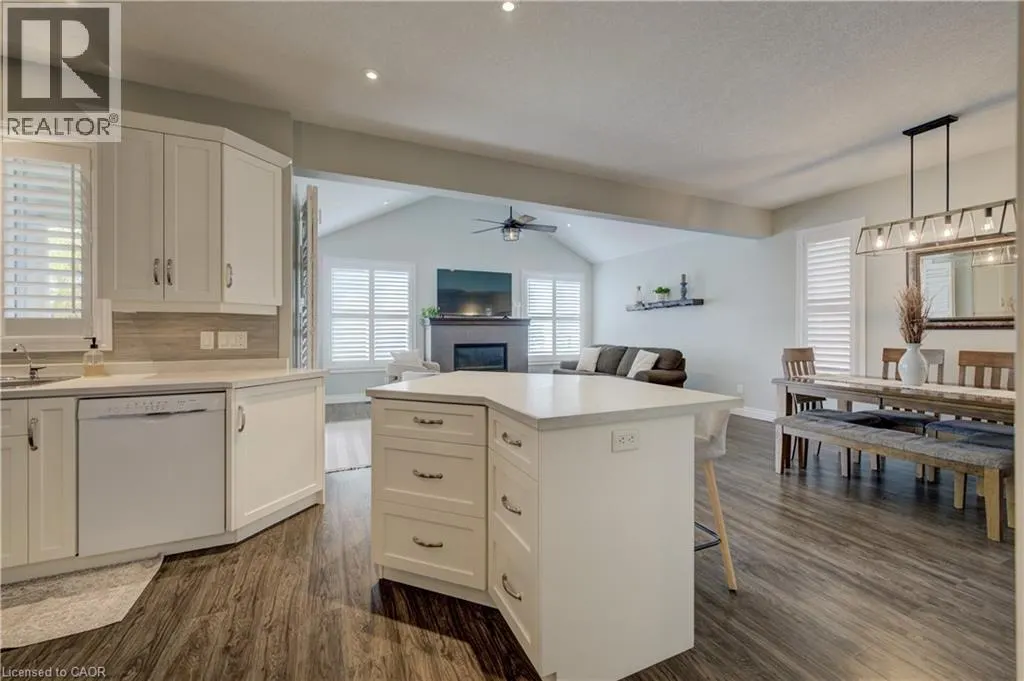 305 THORNHILL Place