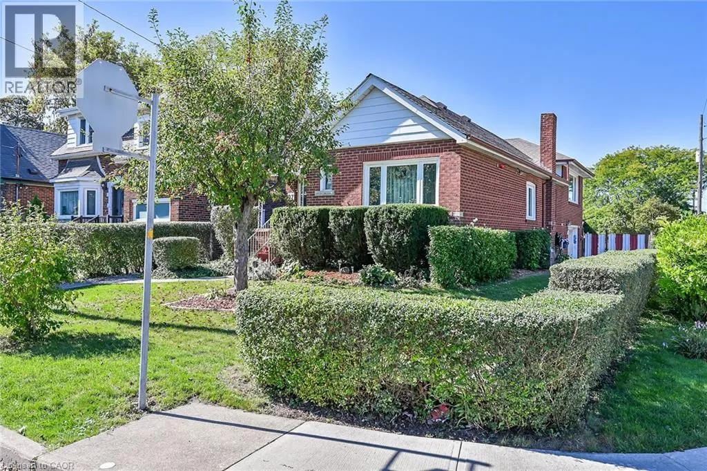 27 PARADISE Road N