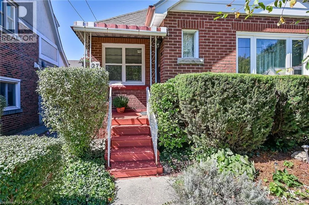 27 PARADISE Road N