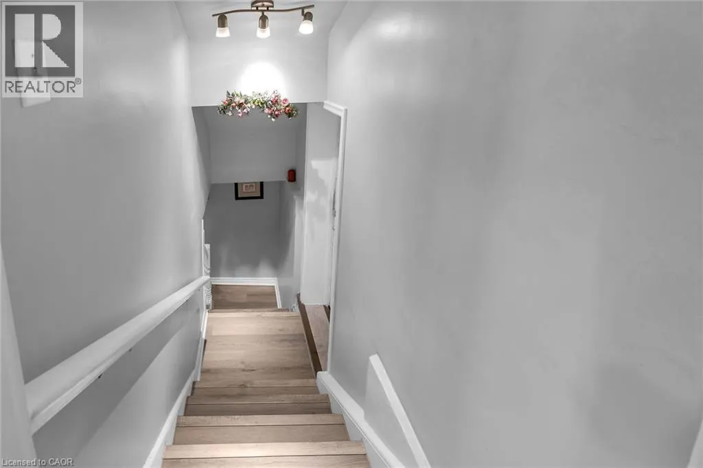 27 PARADISE Road N