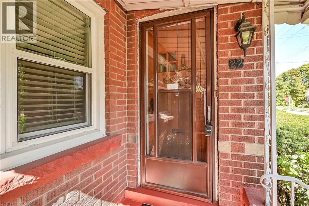 27 PARADISE Road N