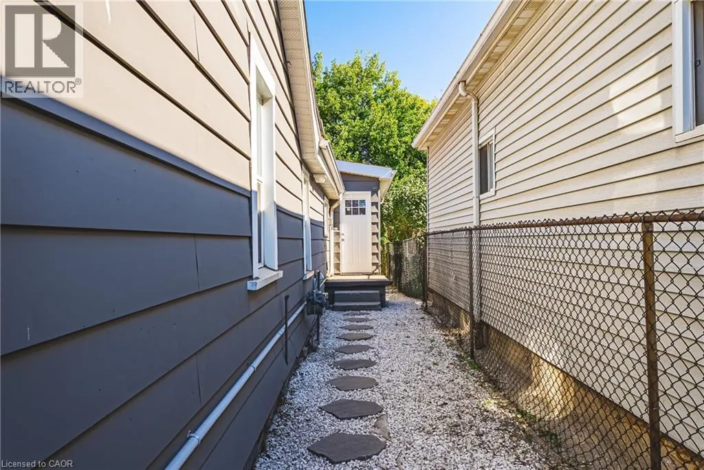 24 ROWANWOOD Street