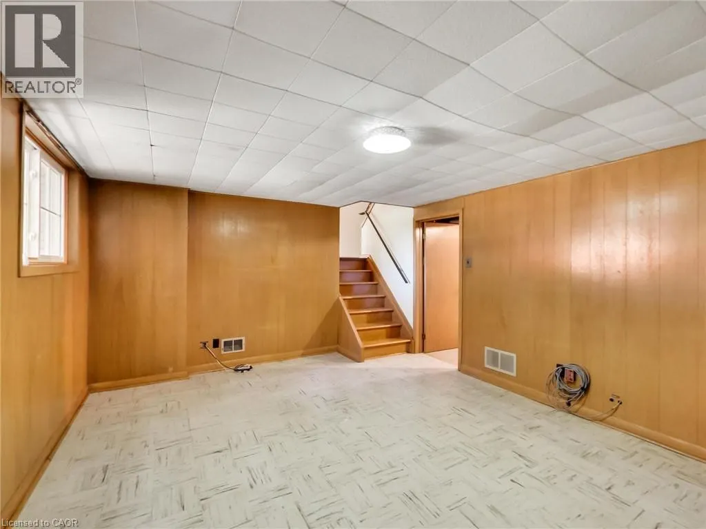 558 PARKSIDE Crescent