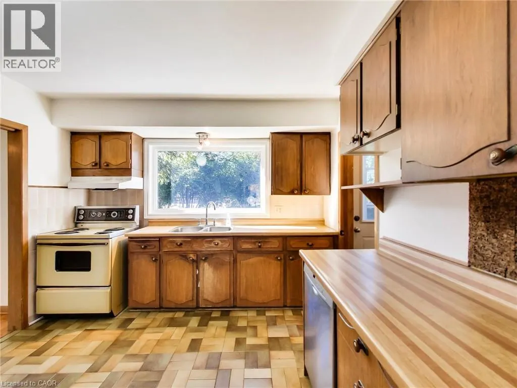 558 PARKSIDE Crescent