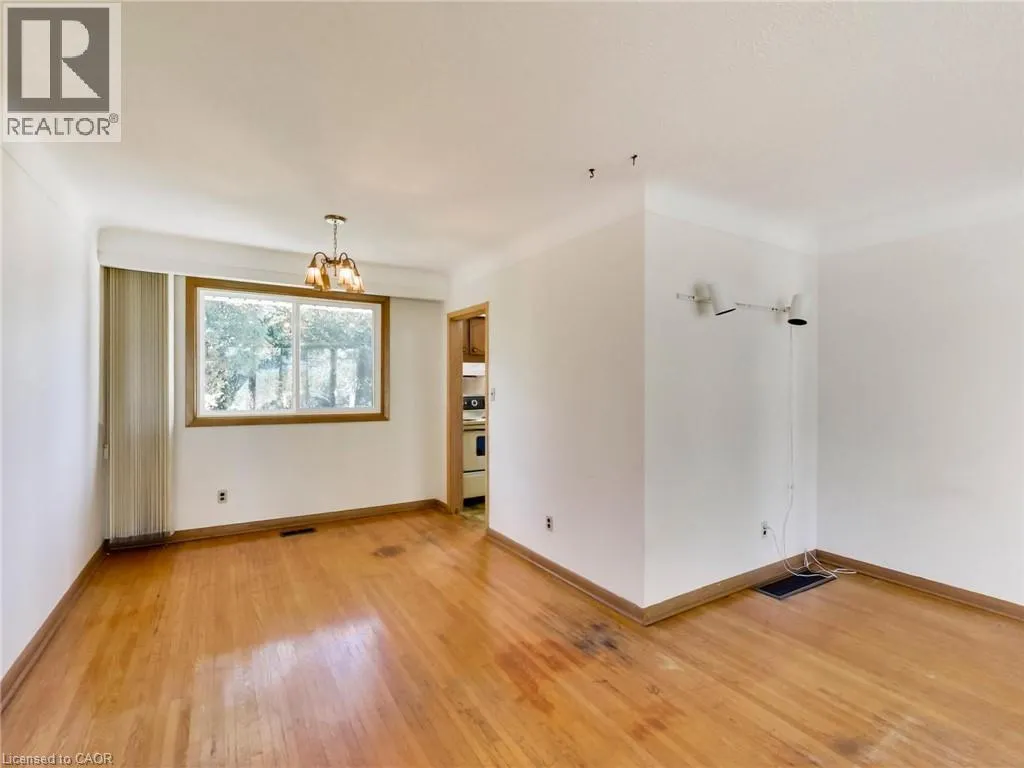 558 PARKSIDE Crescent