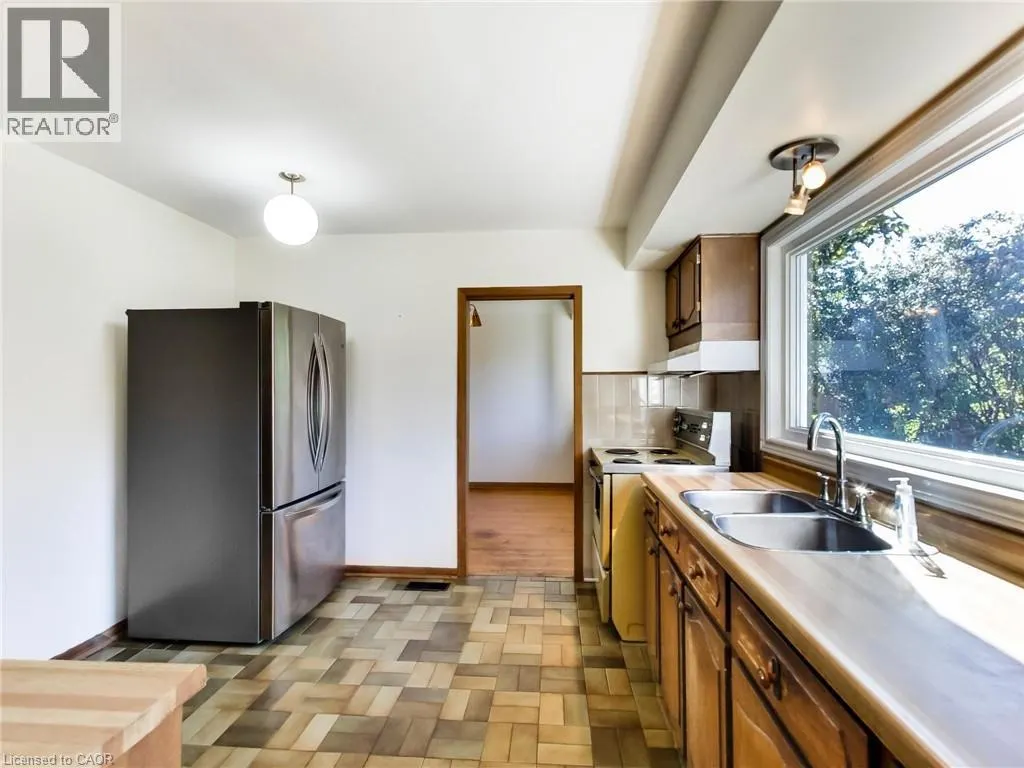 558 PARKSIDE Crescent