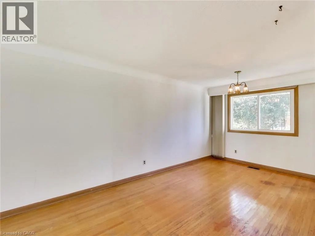 558 PARKSIDE Crescent