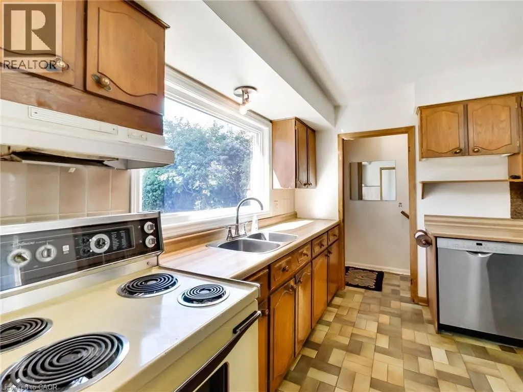 558 PARKSIDE Crescent
