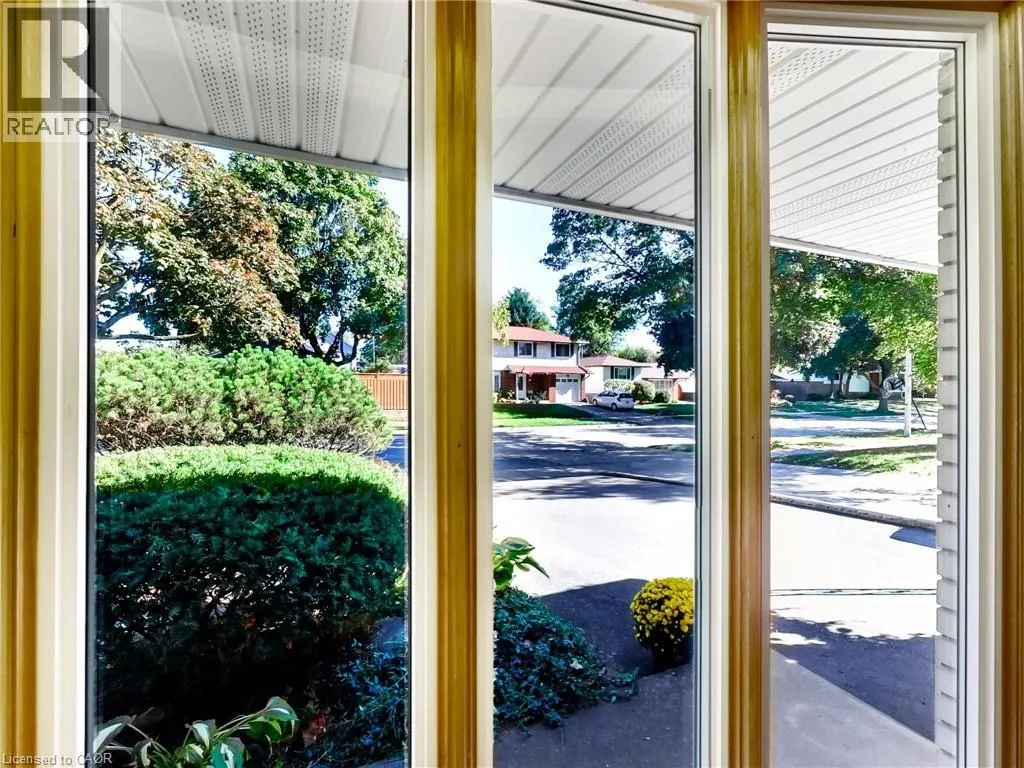 558 PARKSIDE Crescent