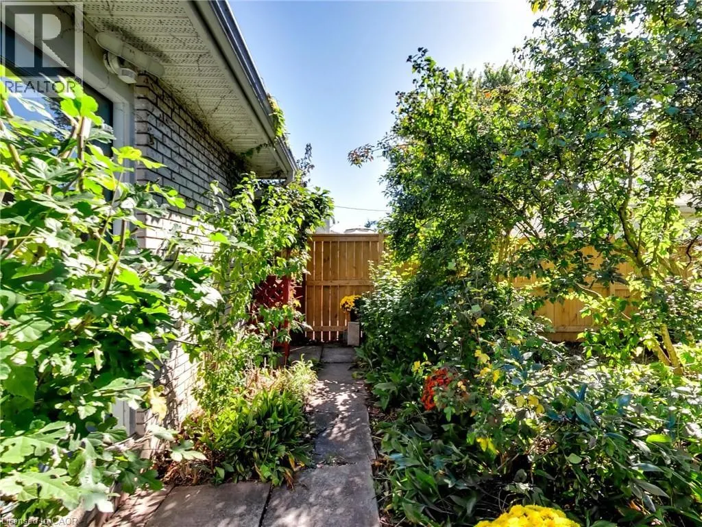558 PARKSIDE Crescent