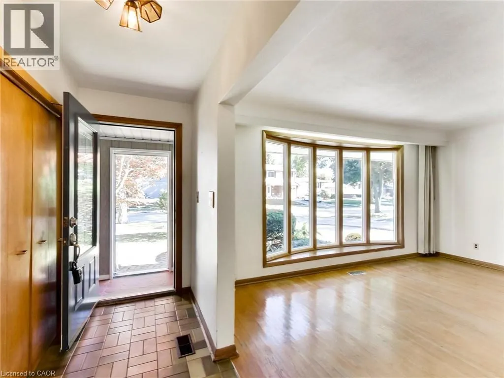 558 PARKSIDE Crescent